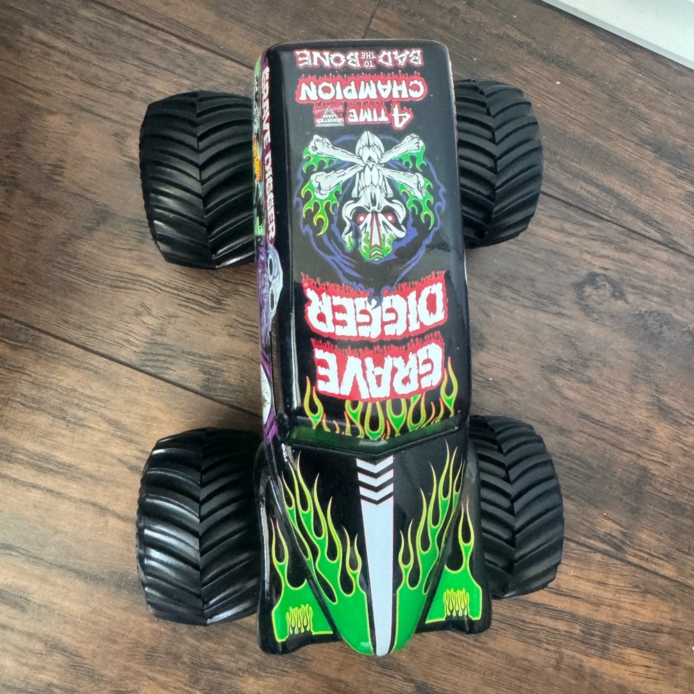 Hot Wheels Monster Jam Grave Digger Truck 1:24 Die cast Metal Mattel 4x Champ - Picture 6 of 9